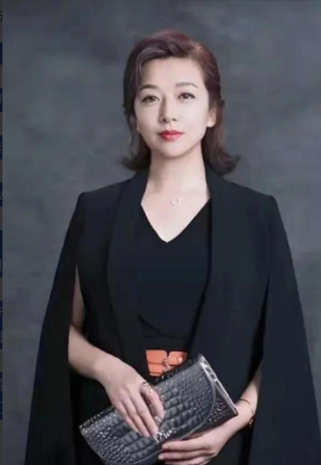 演员江珊当年跟高曙光离婚后，在工作时又遇到了小9岁的靳东，靳东他有次去昆明出差，