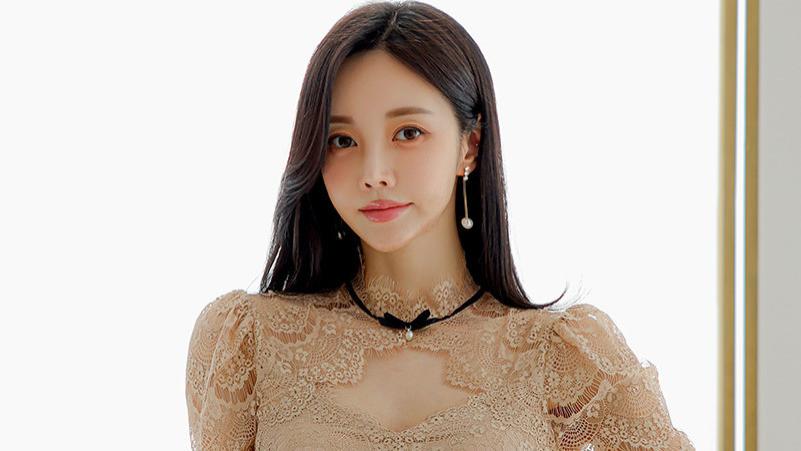 美人微笑转星眸，十五明月初一羞，仙子歌扇萦清风，吹散一夜相思愁