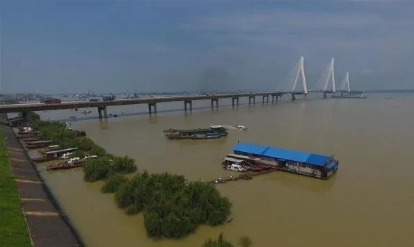 早上起来，儿子说去江边洞庭湖看水，吃完早餐就自驾出发江边，天下着毛毛雨，我撑着伞