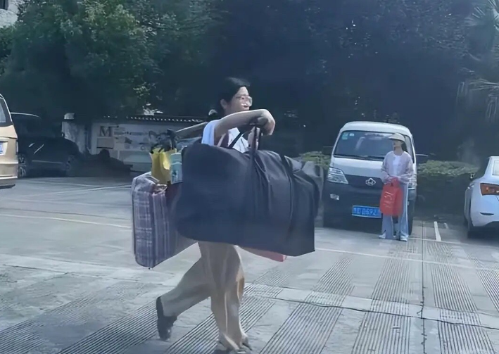 广西挑担学生和上戏那尔那茜事件，惊爆高考漏洞，影视圈利益也被牵连。广西学生挑担回