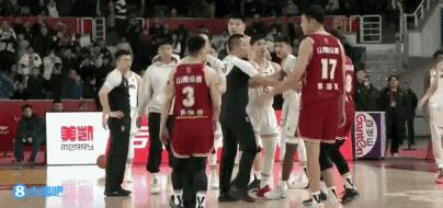 山西队跟哪一个球队都很容易起冲突，这个不是空穴来风！还记得上次山西跟广州队打球的