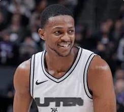 福克斯4年2.29亿美元续约马刺！
现在NBA的钱对于明星级别球员也太好挣了，但