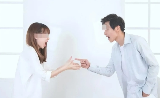 太冷漠了！辽宁，一男子和女友发生争吵后，女友赌气跳河自杀，男子见状，因害怕担责，