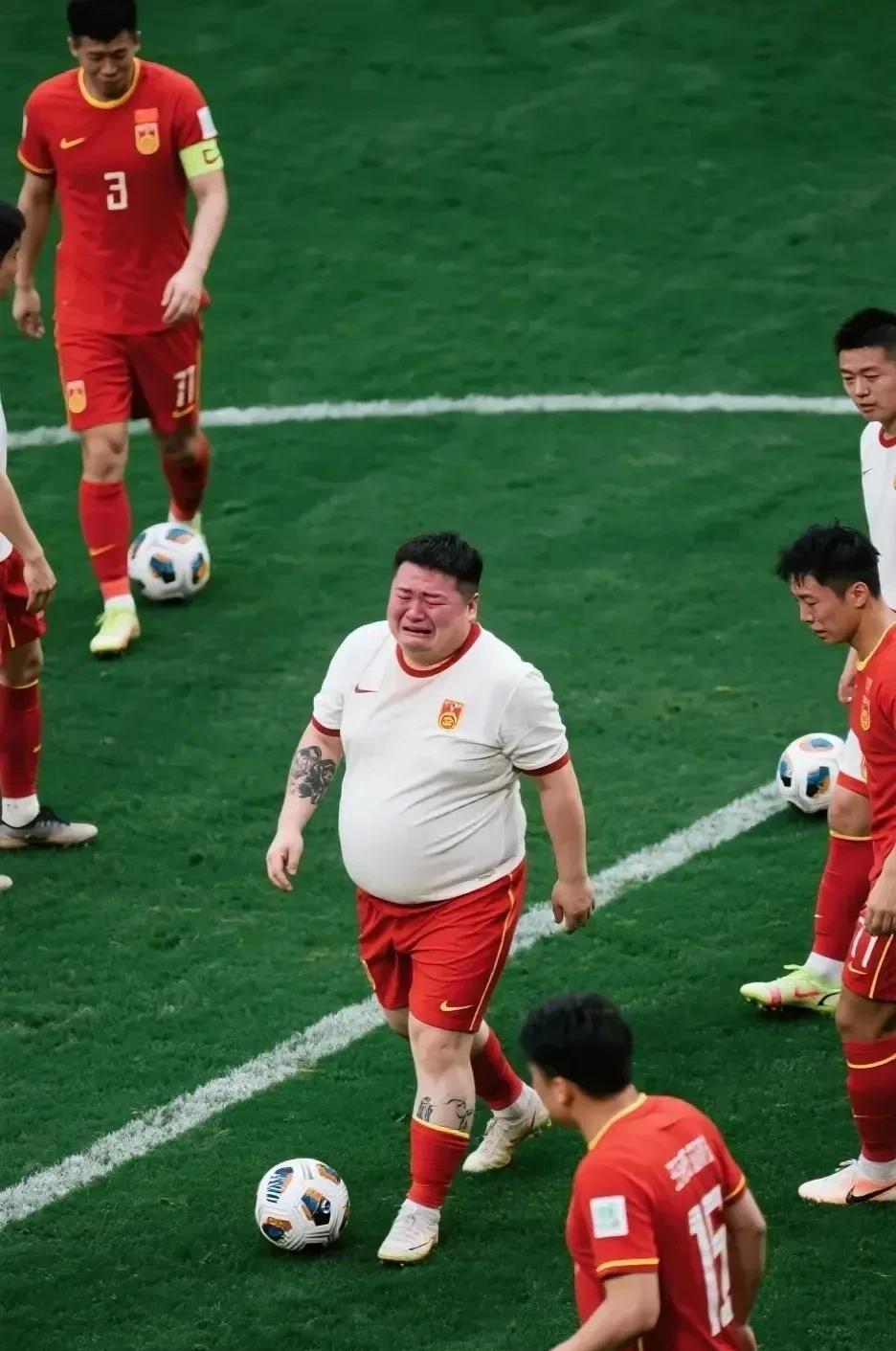 国足又又又降薪了！这次直接降到300万，这消息一出，网络舆论瞬间沸腾。



网