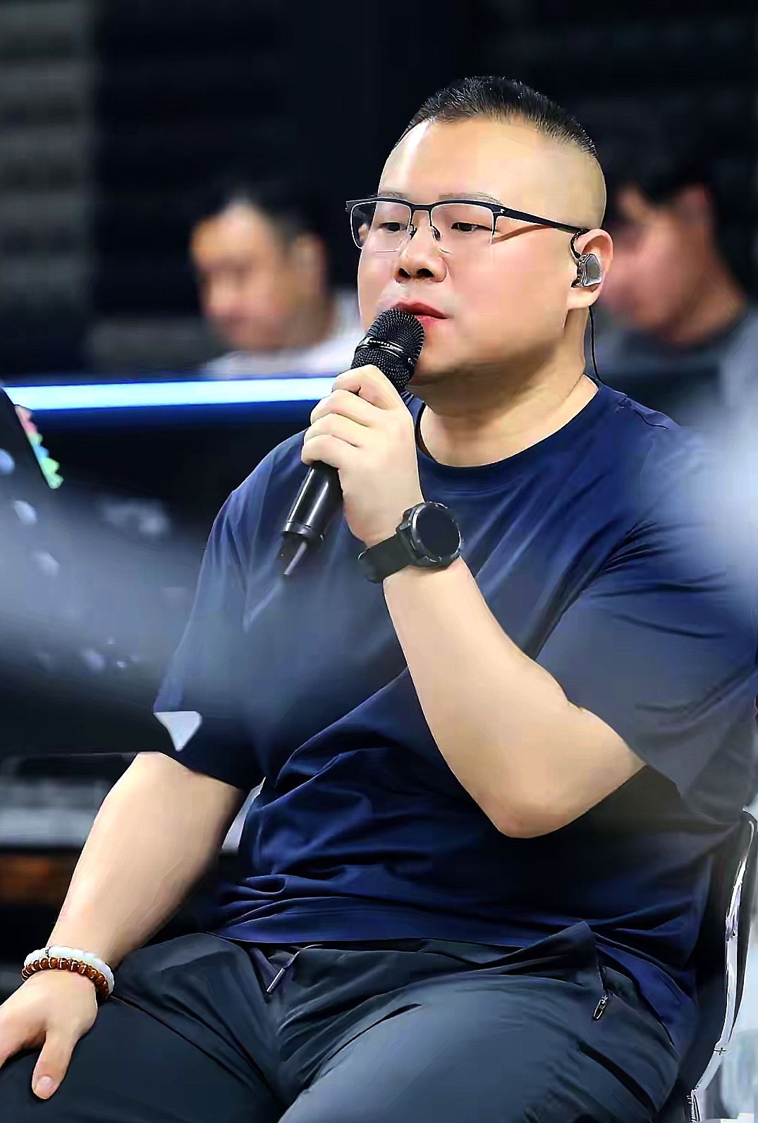 一觉醒来岳云鹏成为全网最大的笑话了吧不是他要开演唱会，也不是他又胖了，而是他竟然