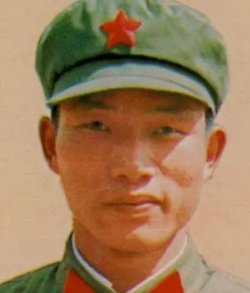 1984年4月，老山54号高地，尖刀班长尹光忠抓住一根竹子，利用弹性跳进了堑壕，