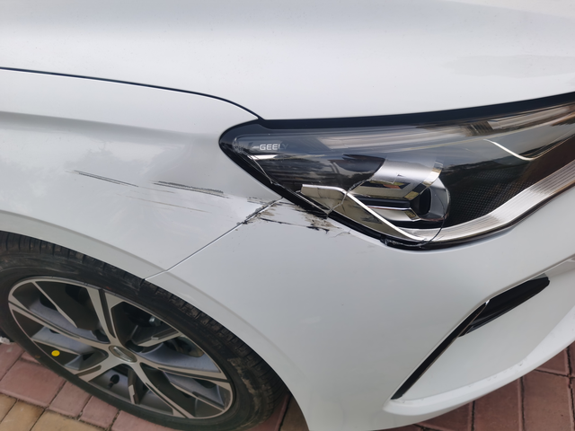 四代帝豪新车一血
同一天发生两次小事故，头天夜里估计是马路正中间修下水道，有个塑