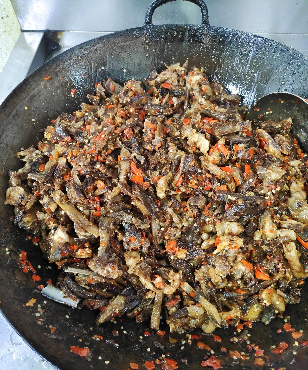 羊肉不吃新鲜的，必须要把肉风干，这就是我们老家吃羊肉的方法。
每家饭店都有这道《