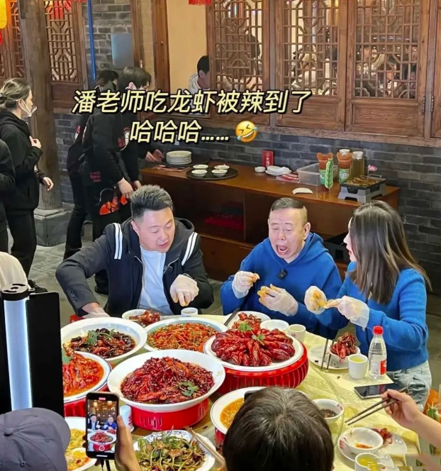 68岁潘长江重庆夜游，现身路边摊尝辣火锅，接地气引围观。民众热情高涨，纷纷驻足一