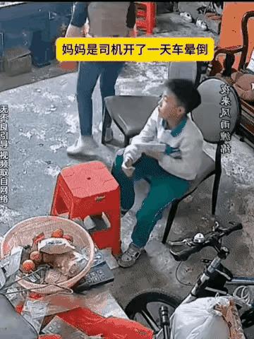 这个孩子跟母亲没有任何感情，应该小时候是公婆带大的孩子，一般老人带大的孩子婆媳关