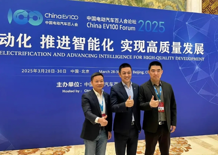 李斌终于站在C位了！

在昨天的这个汽车论坛上，何小鹏、李斌、李想这哥仨终于站在