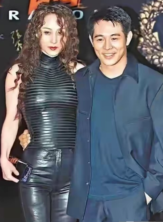 李连杰和这个女子的身高差不多，这个女子是利智吗？如果是好的话，感觉这张照片和以往