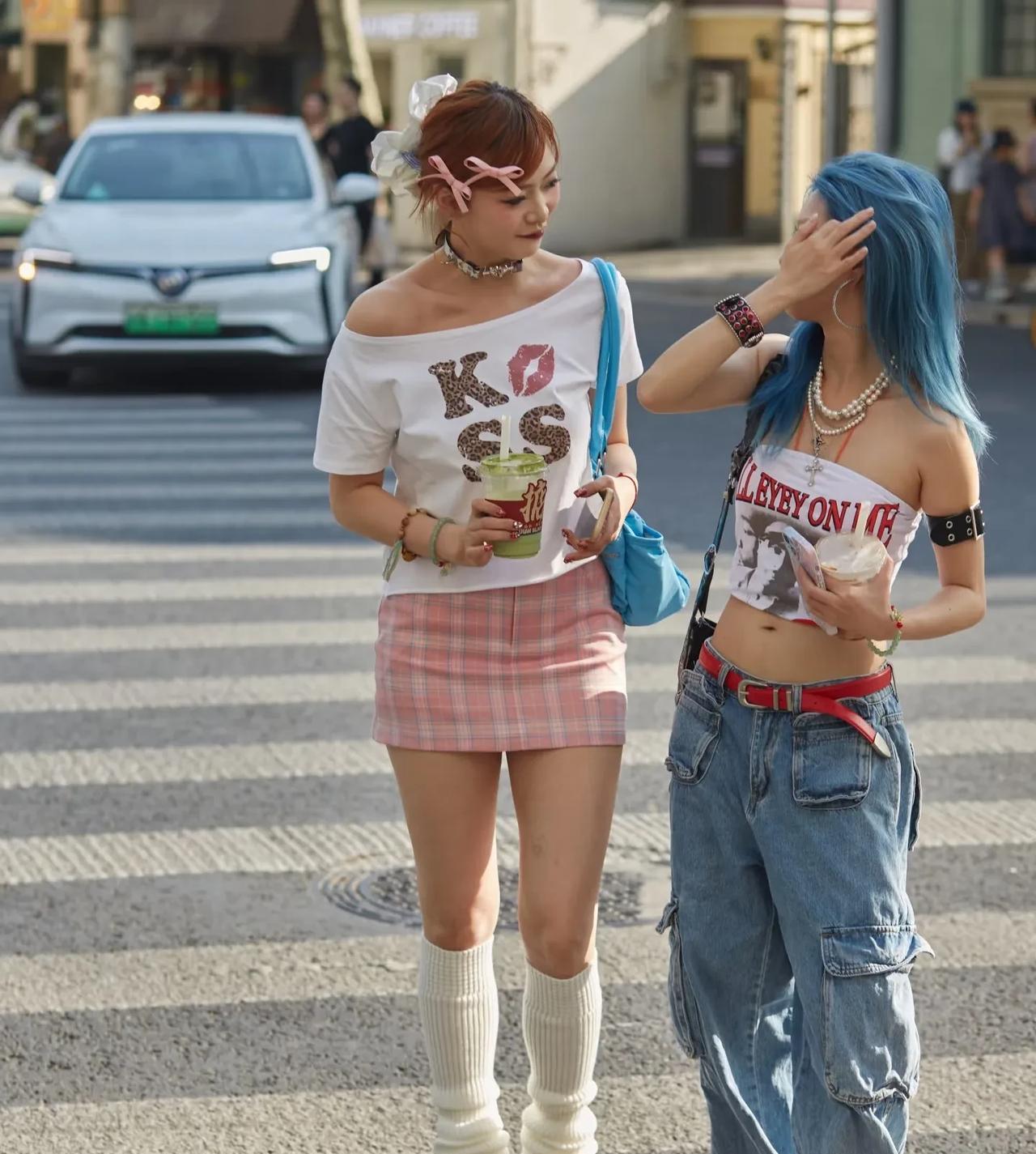 我很疑惑？
她们的衣服从哪买来的？
这么有个性。
大家觉得她们穿搭好看吗？
#很