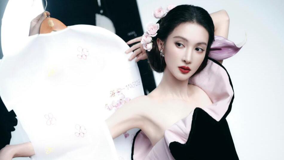 金晨穿高开叉黑裙秀美腿 明艳性感又妩媚