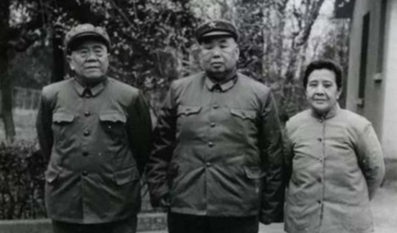 1968年，有人四处散播谣言：“南京军区空军卫生部主任何鸣借着治病之机，实际用我
