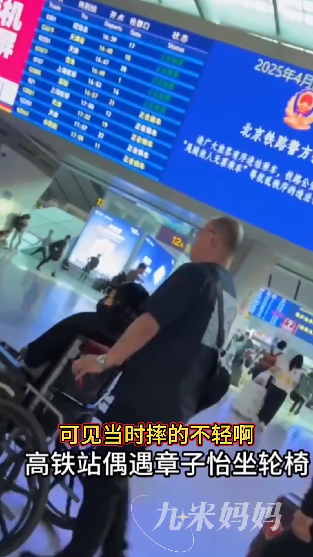 华表奖颁奖礼，章子怡穿了一件黑色紧身长裙，好看是好看，但走起路来也是真迈不开腿。