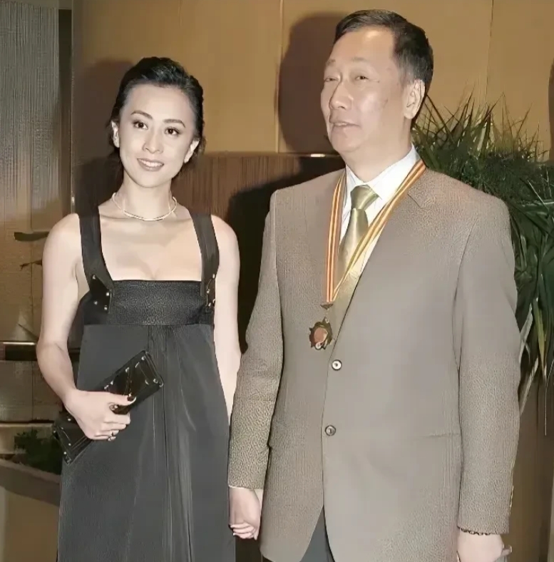 估计当时的刘嘉玲头都大了，这手放开还是不放开好。