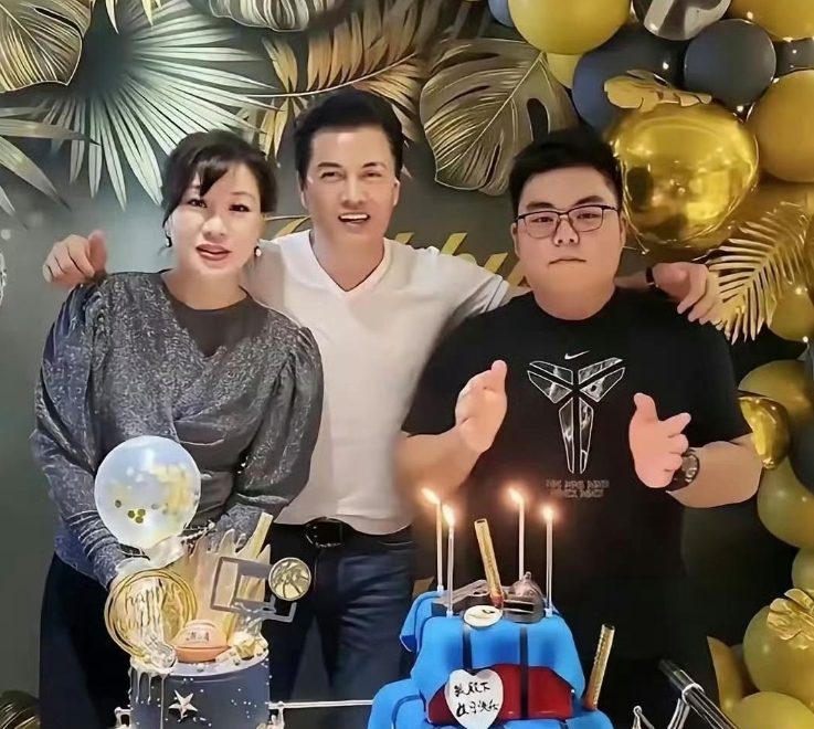 70来岁的吕良伟非常懂得自律和保养，他看起来完全就像个四五啊菊岁的中年人。但他这