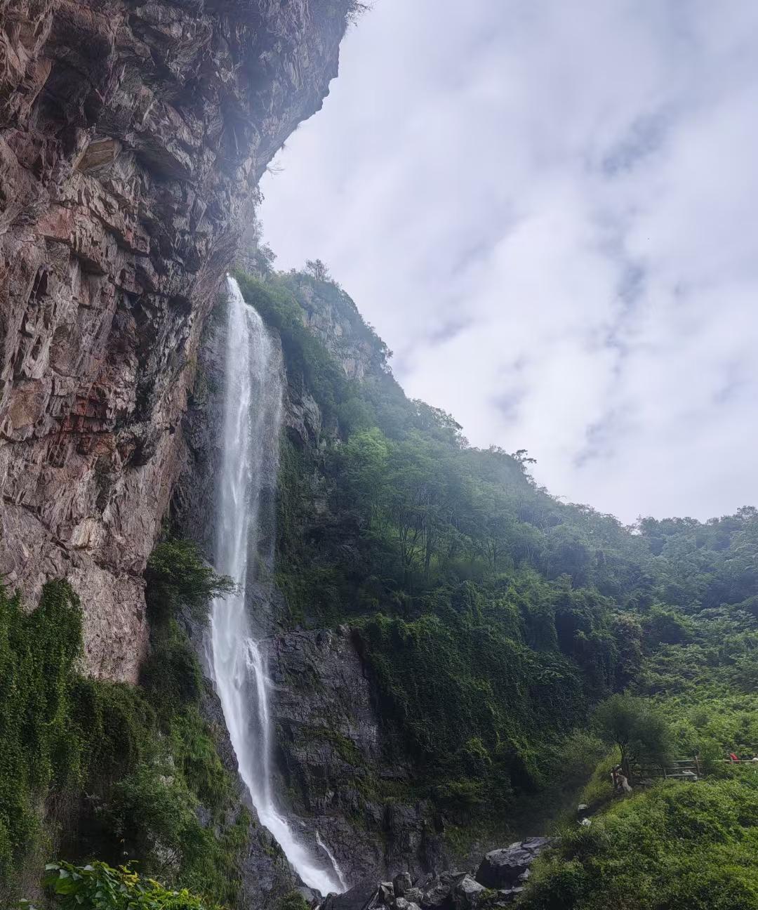 #晒图笔记大赛#
珠玉溅落
蔚为壮观
蓝天白云下
彩练飘舞