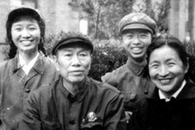 1974年，彭德怀含冤逝世，曾叮嘱浦安修：一定要把金烟盒还给老邓。
在中国革命历