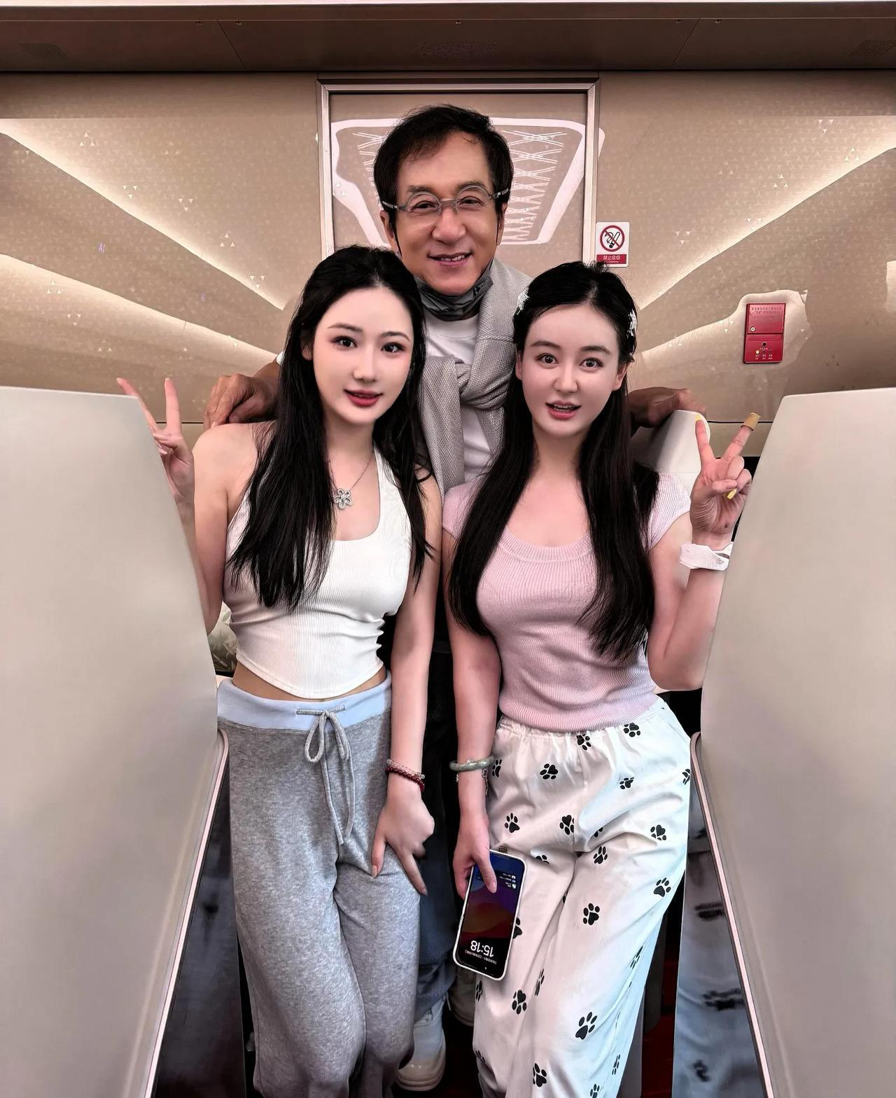 成龙大哥真的老了！！看到他和两位年轻姑娘合影，就算手机开了美颜，但成龙大哥脸上岁