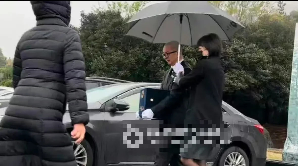 大S下葬具俊晔送行











大S走了41天，终于入土为安了。具俊晔