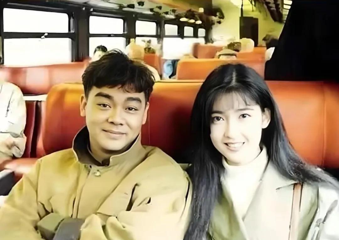 1992年，25岁的周慧敏与刘青云同框。彼时，周慧敏有着“玉女掌门人”的清丽，眉