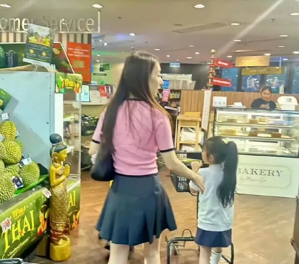 方媛接女儿放学后逛超市被偶遇，都生了两个孩子了身材还这么好。