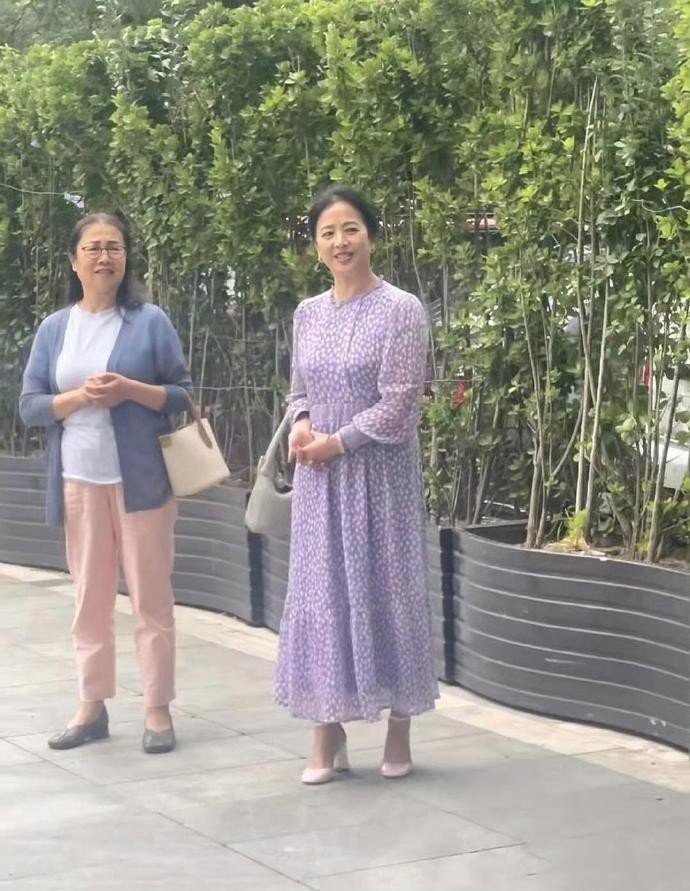 刘亦菲妈妈看不出来竟然65岁了，气质居然不输女儿刘亦菲 ​​​