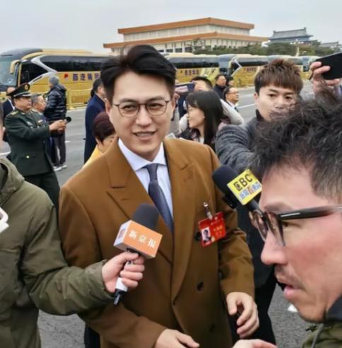事关3亿60岁老人”，没想到今年两会扎心的提案，竟是靳东提的，他直言：“中国60