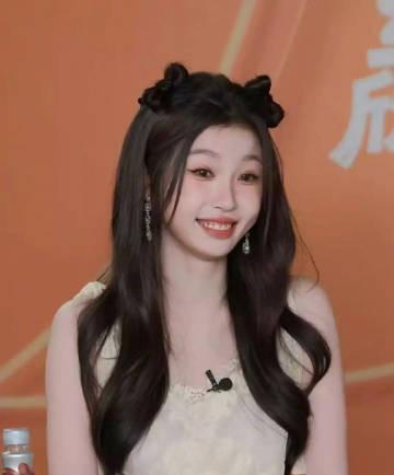 郫县热议：虞书欣的脸为什么凹进去一块儿？