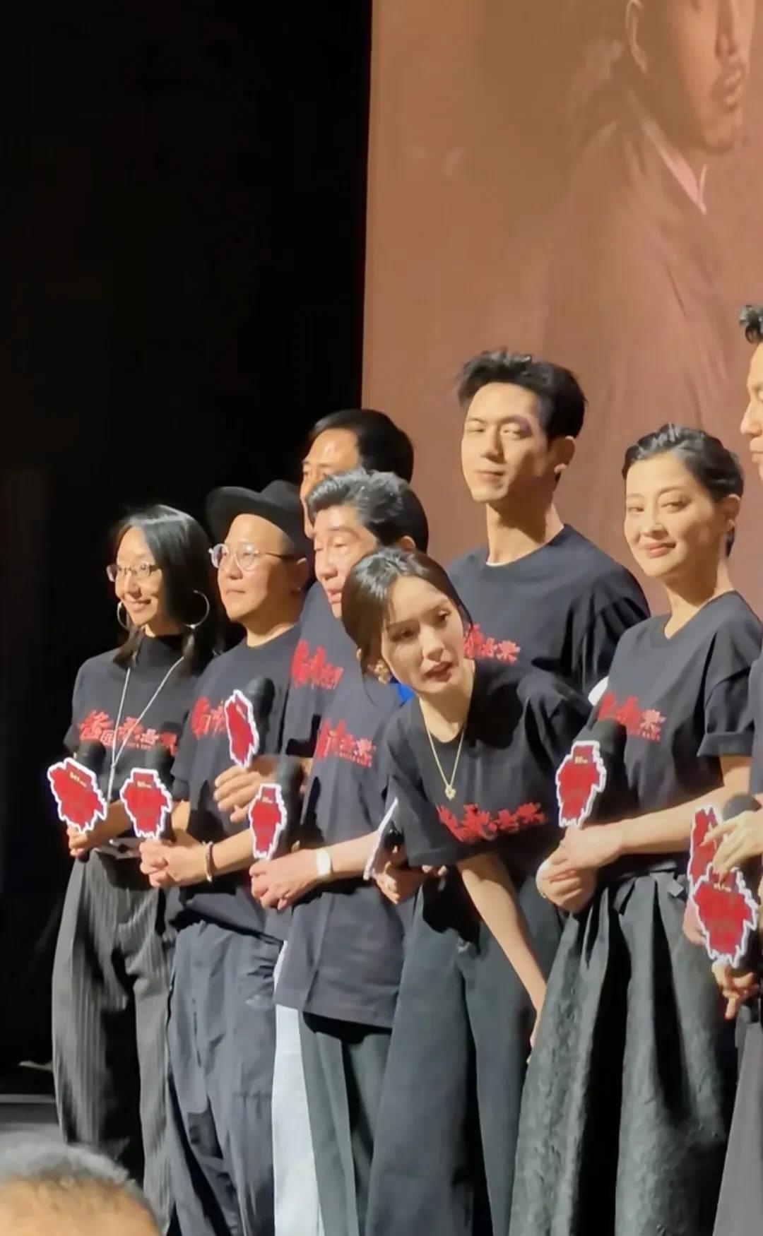 今日，我不夸杨幂的颜值，也不夸她的身材，我就来夸一夸她的情商。
在电影《长安的荔