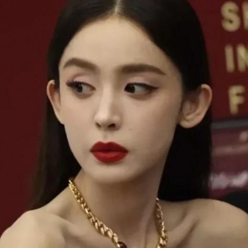 古力娜扎生图流出，五官精致立体，气质出众，无需过多修饰，自然之美尽显