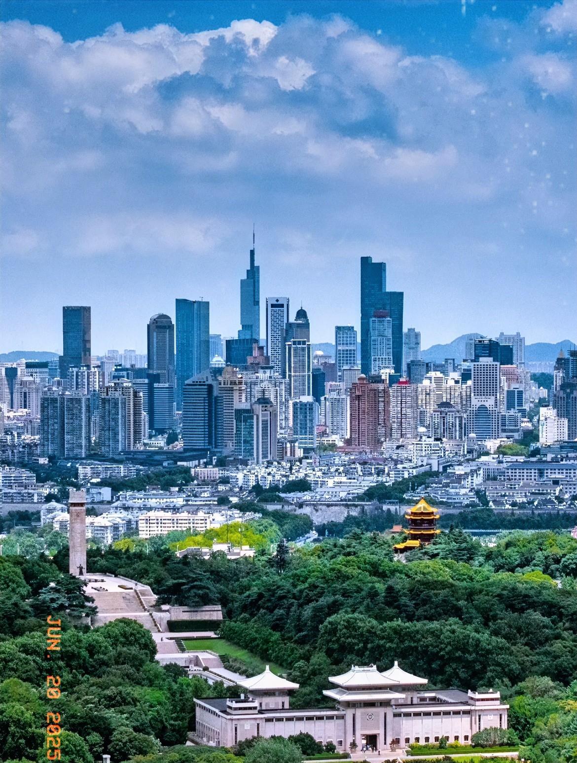 南京2025年6月新房销售TOP10。
1、金陵序花园 
建邺区，销售385套。