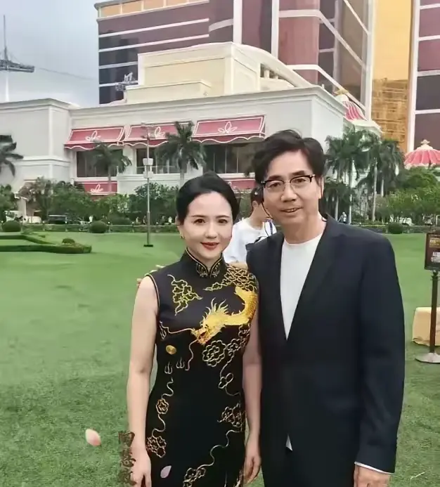 范明我认识，他旁边女的是谁？