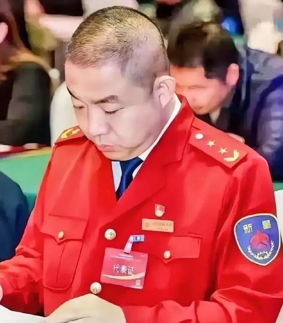 这是什么单位的服装，属于什么级别领导