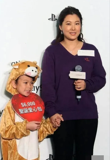 

67岁的梁锦松为了让伏明霞生孩子，花100亿买下亚洲最豪华的大医院，伏明霞说