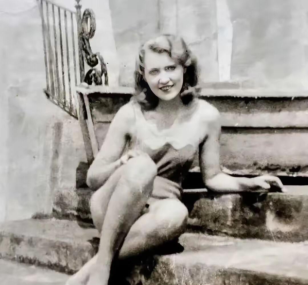 美国总统特郎普母亲年轻时有多美，她是那个时代风华绝代美女。
17岁的婷婷玉立，美