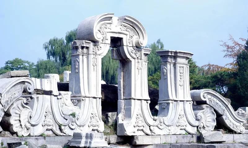 《八国联军：侵略者的罪恶行径》
1900年，英、美、法、德、俄、日、意、奥匈帝国