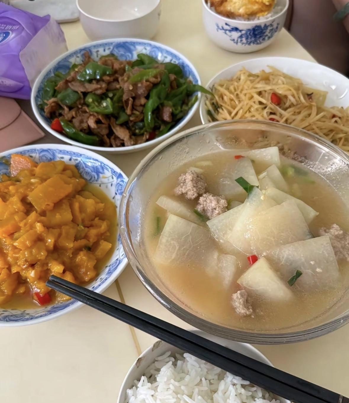 是工作内容枯燥又重复，每天做着差不多的事情，完全看不到成长和意义；还是人际关系太