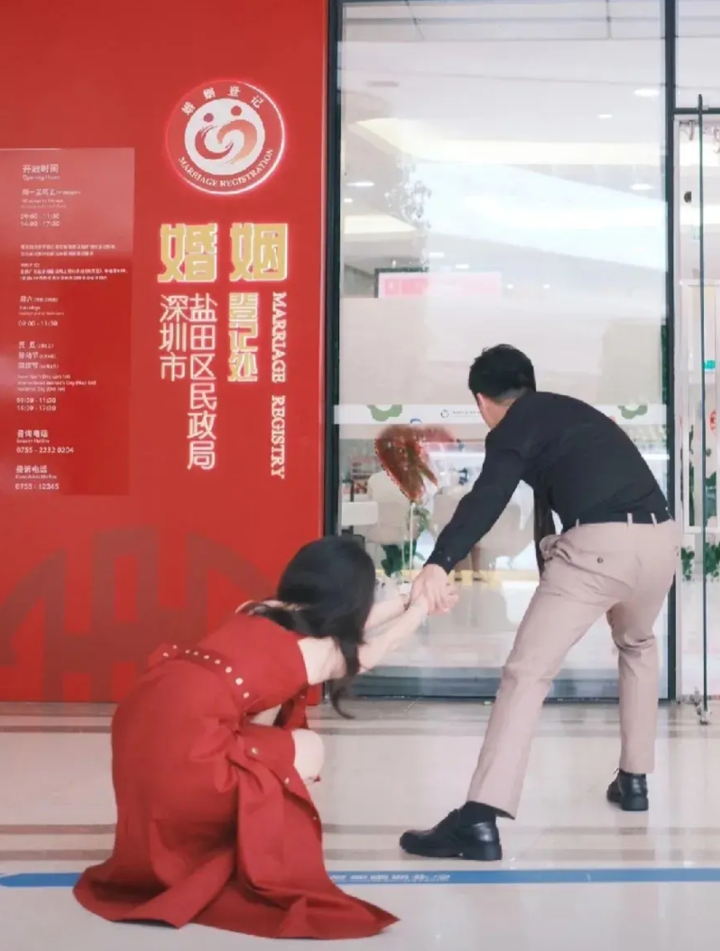结婚不用户口本的“副作用”这么快就来了？
​前几天刷到一对小情侣，因为新规不用拿