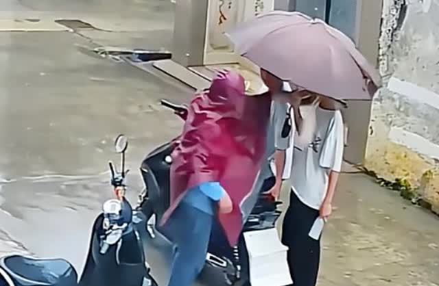 4月18日新闻报道，一男子下雨天骑车摔倒，起身后竟冲着站在一旁的两个男孩大吵大闹