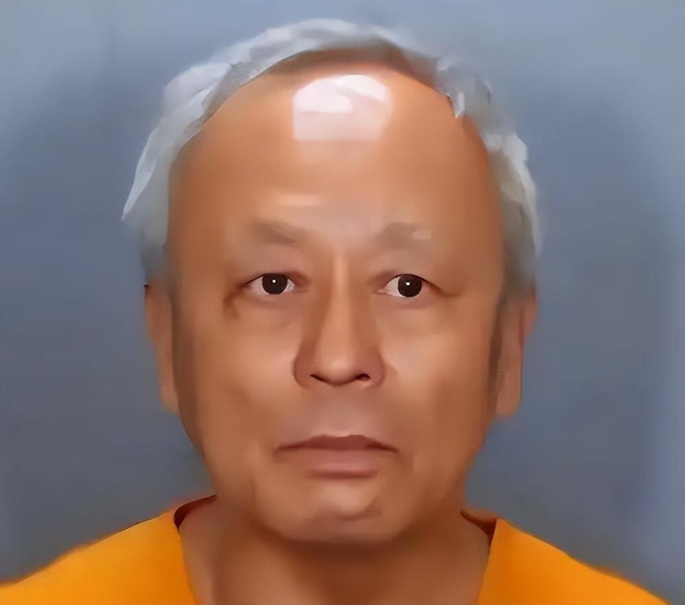 “美国毁掉了我的家庭，也毁了我的一生。”2022年，68岁的中国老人手持双枪，血