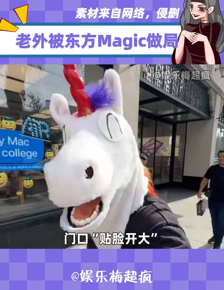 终于轮到让老外集体破防了。最近有博主在美国的果子旗舰店门口贴脸开大发起折叠屏界的