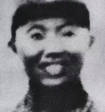 1942年，八路军的神枪手因被汉奸背叛而陷入日军的重重包围。当他只剩下最后一颗子