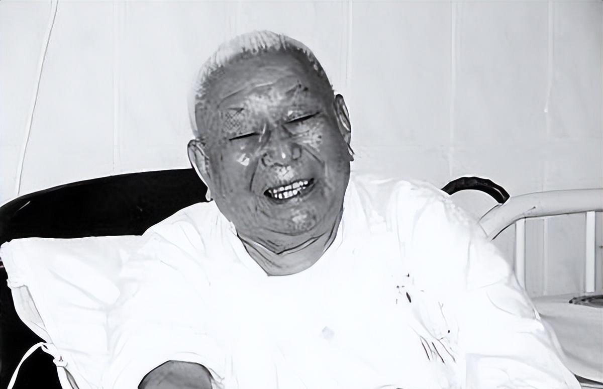 1955年，授勋前夕，叶剑英元帅检查授勋人员名单时，突然面色一沉，指着上面两个人