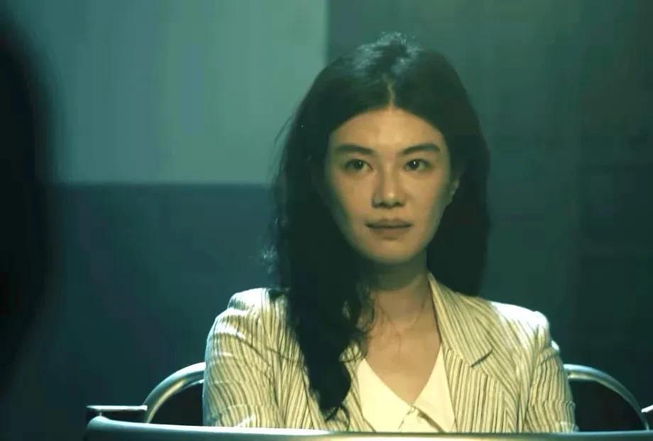 《扫毒风暴》卢少骅被通缉后，第一个被卖的竟然是马瑛子。
卢少骅嘴上说跟马瑛子不仅
