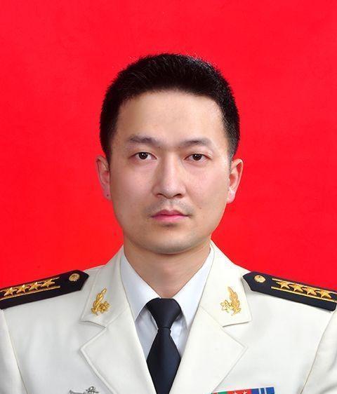 一人能顶10个师？2002年，25岁的肖飞放弃读博，甘愿沦为一名普通的研究员，可