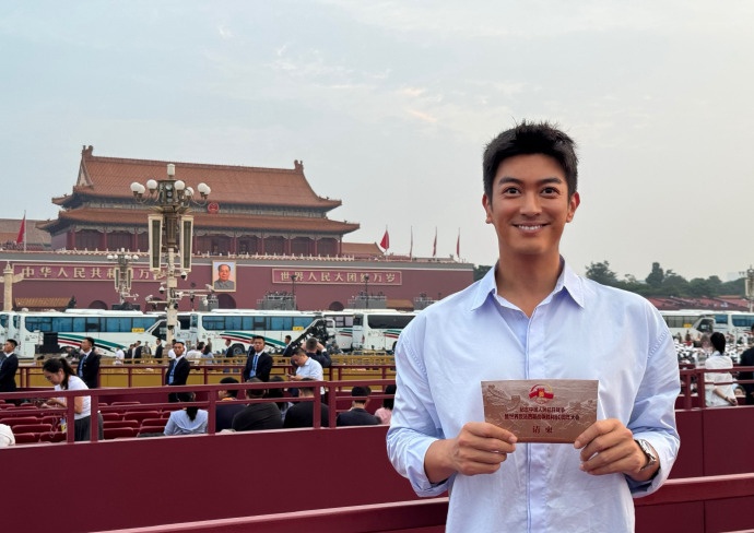 今天娱乐明星的顶流是杜江和甄子丹。九三盛大阅兵，为国争光的运动员有十来个有幸参与