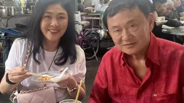 57岁英拉真胖不少！和哥哥吃路边摊没架子，穿白T牛仔像时尚博主